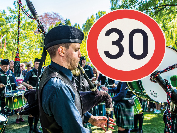 Tempo 30 am Stadtpark: Am Samstag und Sonntag, 9. und 10. Mai 2026, wird zur Sicherheit der Besucher beim Highland Gathering die zulässige Höchstgeschwindigkeit auf der Richard-Langeheine-Straße herabgesetzt.