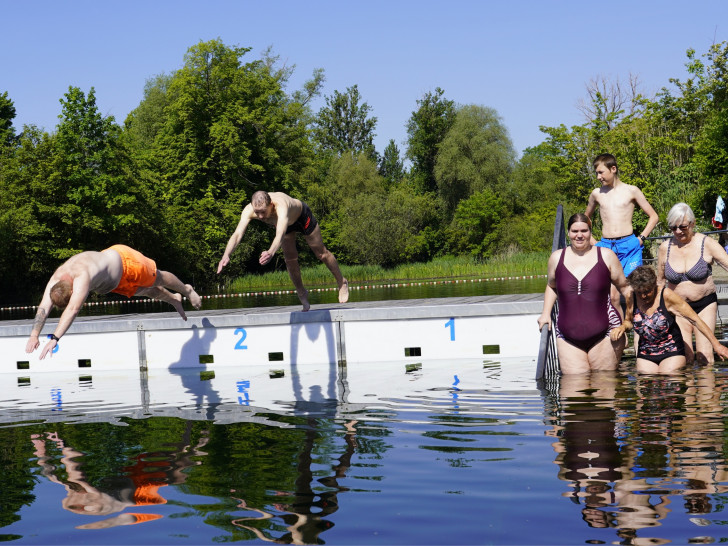 Mit dem traditionellen Sprung ins noch rund 18 Grad kalte Wasser ist am vergangenen Samstag offiziell die Badesaison 2026 im Natur- und Familienbad Fümmelsee eröffnet worden.