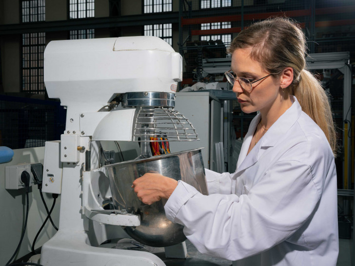 Prof. Inka Mai bei der Entwicklung einer speziellen Materialrezeptur für den 3D-Druck.
