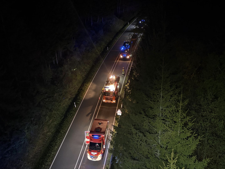Bei einem schweren Verkehrsunfall auf der Bundesstraße 4 zwischen Braunlage und Hohegeiß sind am späten Samstagabend zwei Menschen verletzt worden.