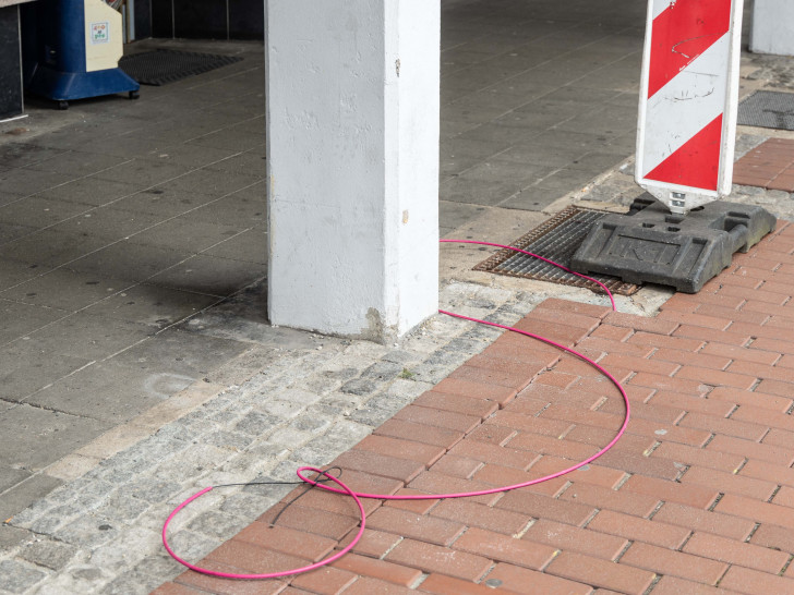 Das Glasfaser-Leerrohr kommt auf dem Gehweg einfach so aus der Erde.