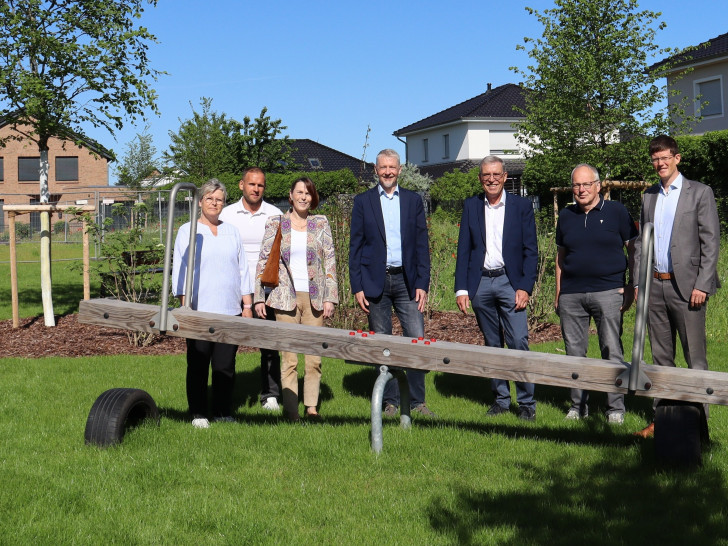Teileröffnung der neuen Freifläche in Wahle (v.l.n.r.): Gemeinde Vechelde: Petra Geppert (Tiefbau), Michael Nowaczyk (Tiefbau), Britta Schwartz-Landeck (Erste Gemeinderätin), Ortsrat Wahle: Michael Volny, Uwe Flamm, Michael Hanne, Tobias Grünert (Gemeindebürgermeister)