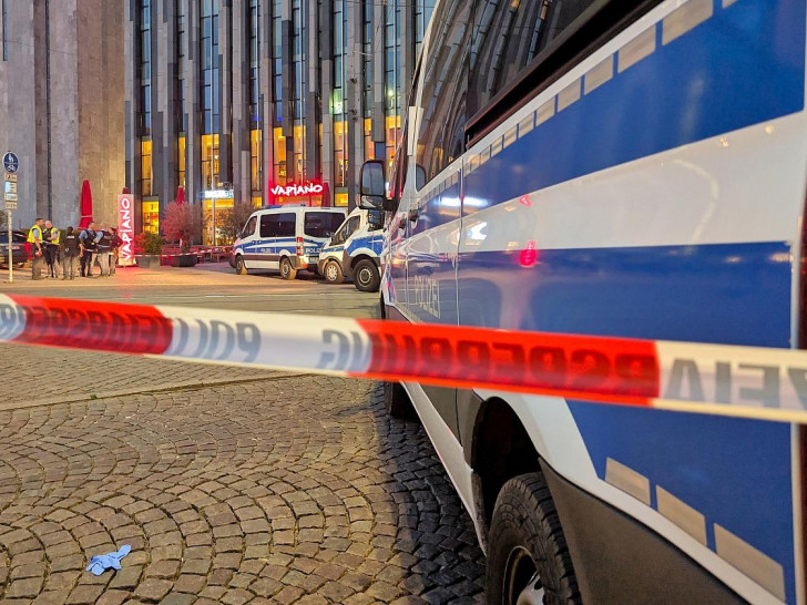 Auto fährt in Leipzig in Menschenmenge am 04.05.2026