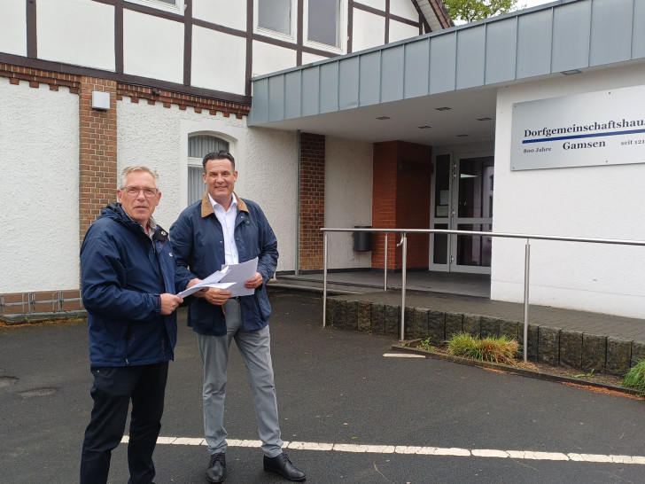 Ortsbürgermeister Dirk Reuß und Bürgermeister Matthias Nerlich bei einer Besprechung vor dem Eingang des Dorfgemeinschaftshauses und dem Fachwerk-Gemeindehaus, das Teil des Projektes ist.