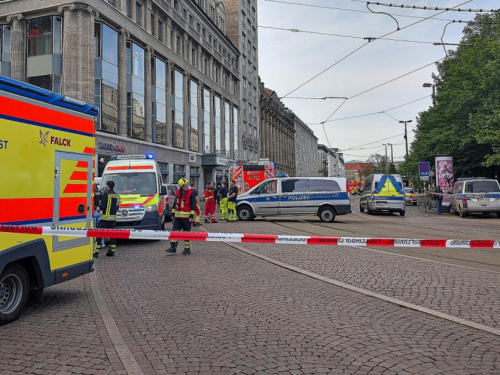Auto fährt in Leipzig in Menschenmenge am 04.05.2026