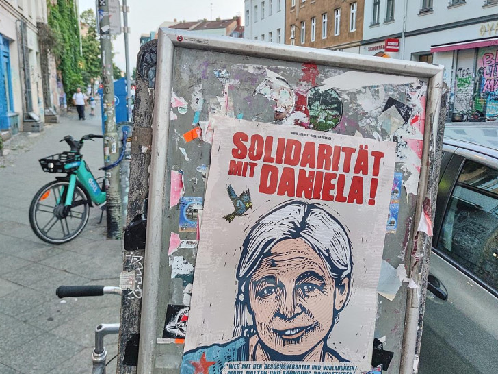 Plakat wirbt für Solidarität mit Daniela Klette (Archiv)