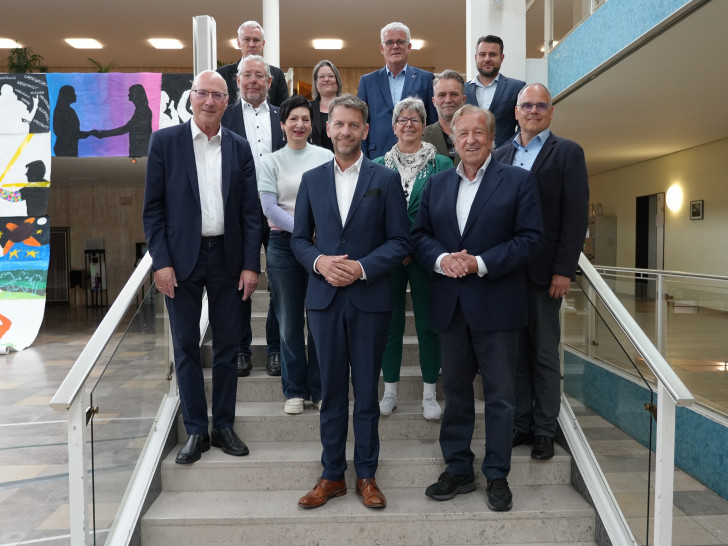 Oberbürgermeister Dennis Weilmann (v.l.), Prof. Rolf Schnellecke (v.r.), Dr. Hans-Joachim Throl (zweite Reihe links) sowie weitere Vertreter aus Politik und Stadtverwaltung stellen ihre Stiftungs-Idee vor.