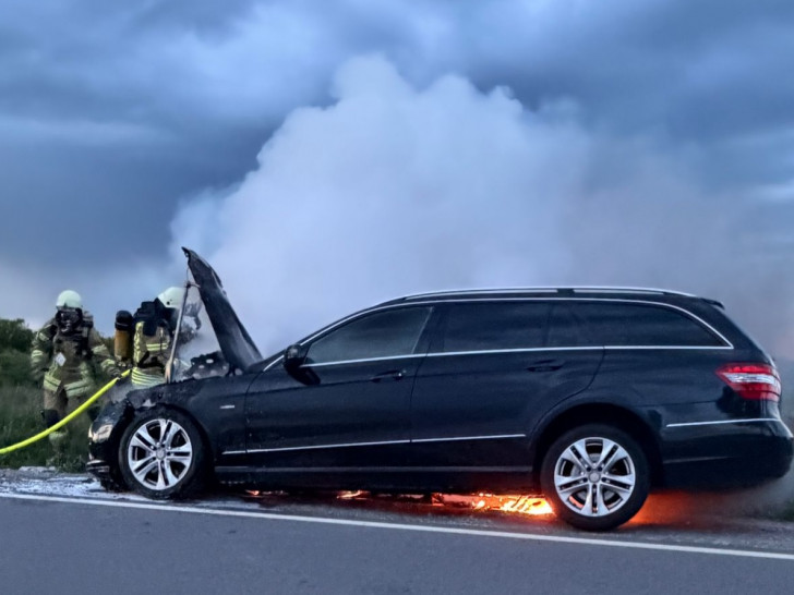 Das Auto war auf der L297 in Brand geraten.