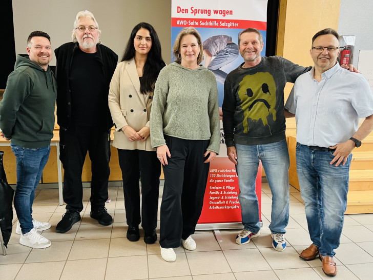 Dennis Neutsch (Schulsozialarbeit), Thomas Rößner (Präventionsrat), Kimia Talepur (AWO-Salto Suchthilfe), Esther Lischewski (Schulleitung Kranich-Gymnasium), Uli Borowka, Dinc Dincer (Bürgerservice für Migranten) (v. li.).