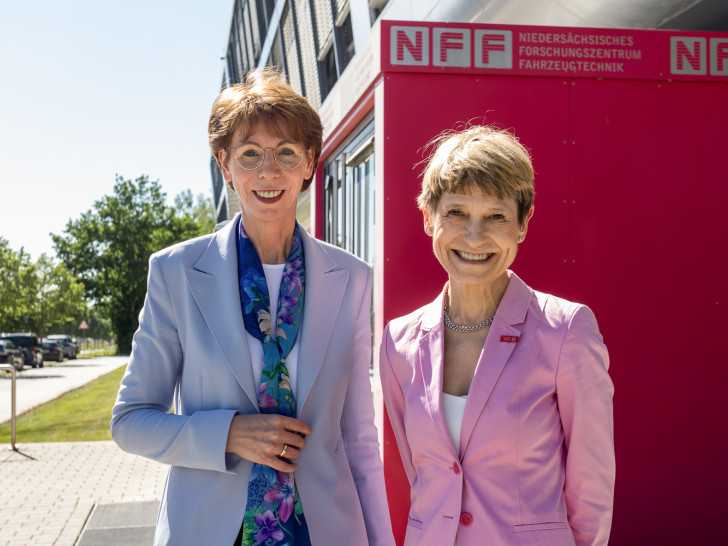 Hauke Stars, Konzernvorständin für IT, Volkswagen Group gemeinsam mit Prof. Dr. Angela Ittel, Präsidentin TU Braunschweig.