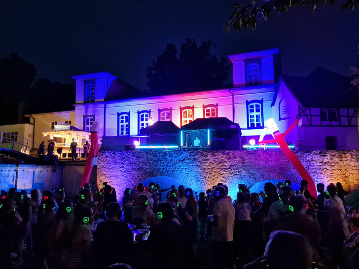 Die Illumination des Peiner Burgparks schafft stimmungsvolle Atmosphäre für die Silent Music Party. 