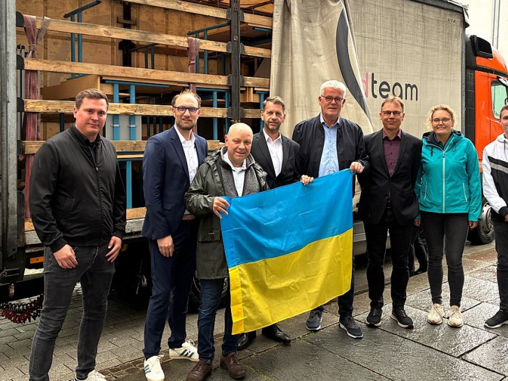Oberbürgermeister Dennis Weilmann brachte mit weiteren Vertretenden Schulmöbel auf den Weg in die Ukraine.