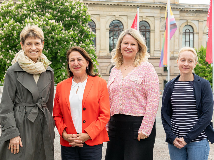 TU-Präsidentin Prof. Angela Ittel, Heike Eckhoff, Geschäftsführerin der Oskar Kämmer Schule, Andrea Roß-Fricke, Leiterin Kommunikation und Marketing der OKS und Professorin Katharina Kellermann vom Institut für Germanistik (v.l.). 