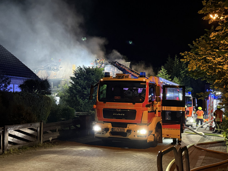 Unter anderem mit zwei Drehleitern wurde das Feuer bekämpft.