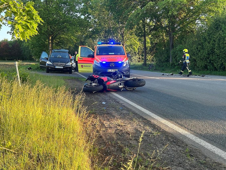 Motorrad auf der Straße (Archiv)