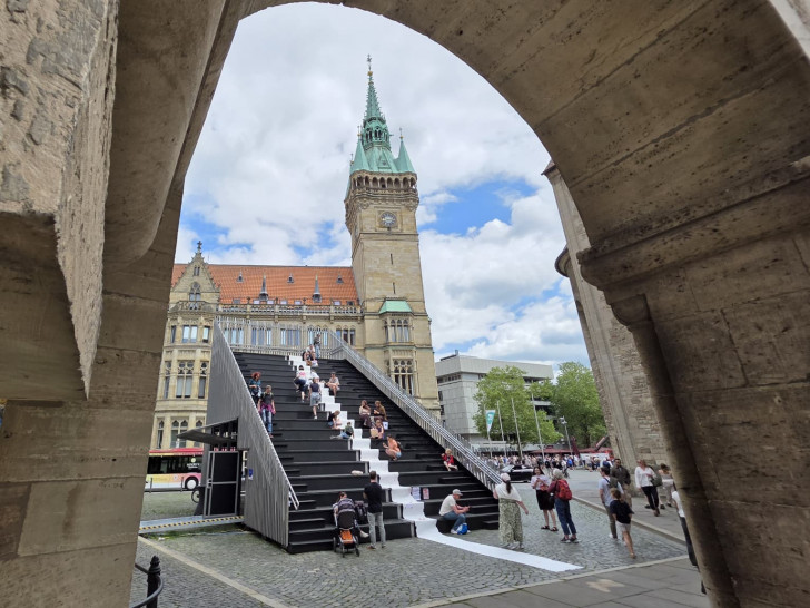 Der temporäre Architekturpavillon am Braunschweiger Dom schafft einen besonderen Ort für Austausch, Kultur und gemeinsames Erleben.