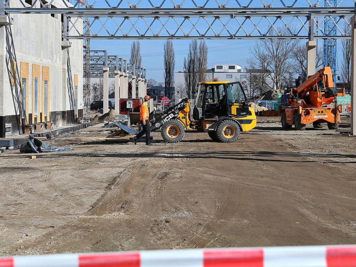 Bagger auf einer Baustelle (Archiv)