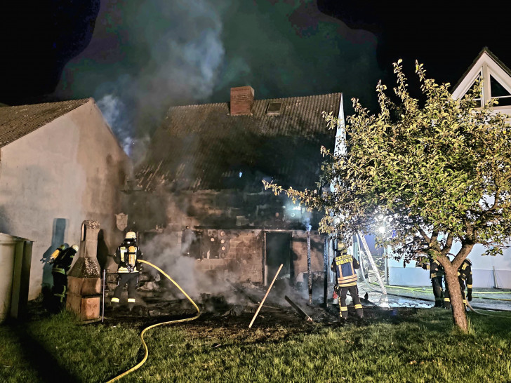 Aufmerksame Nachbarn hatten das Feuer bemerkt und die Einsatzkräfte alarmiert.