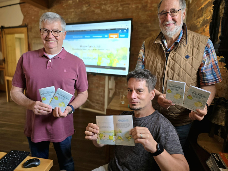 Helmut Friese (li.) und Helmut Wensing (re.) freuen sich mit Sebastian Petersen über das gelungene Büchlein „Fritzi wird ein Wasserfrosch“ und die Plattform www.wasserfrosch.club.