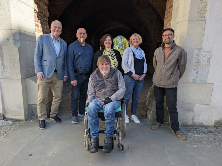 Einige Mitglieder der Arbeitsgruppe Handlungsplan Inklusion trafen sich zur ersten Sitzung nach der Zustimmung des Kreistags zum Handlungsplan Inklusion. Von links: Rolf Amelsberg, Kreisrat und Leiter der Arbeitsgruppe Handlungsplan Inklusion, Kreistagsabgeordneter Dieter Michel-Weinreich, Trixi Poggenburg, Koordinatorin für den Handlungsplan Inklusion, Christina Lange von der Lebenshilfe Gifhorn, Steffen Schult vom Verein Stellwerk e. V. – Verein zur Förderung seelischer Gesundheit, und vorn Hajo Hoffmann, Vorsitzender des Behindertenbeirats. 