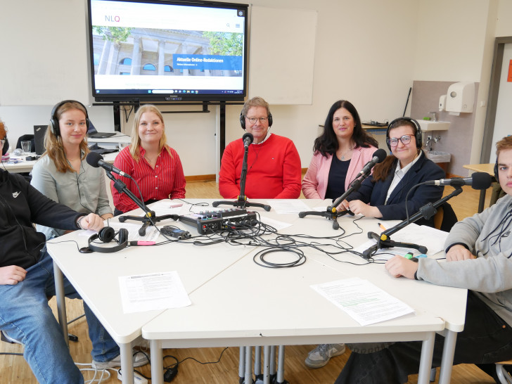 Marvin Pieper, Greta Kaufmann, Lehrerin Tessa Köthe, Hannah Leseberg und Thor Uckermann (v.l.n.r) von der Online-Redaktion der IGS Schöppenstedt direkt nach dem Debüt-Interview mit Marcus Bosse (Bildmitte). Schulleiterin Heike Grebe (dritte von rechts) freut sich über die Auswahl das Schulteams.