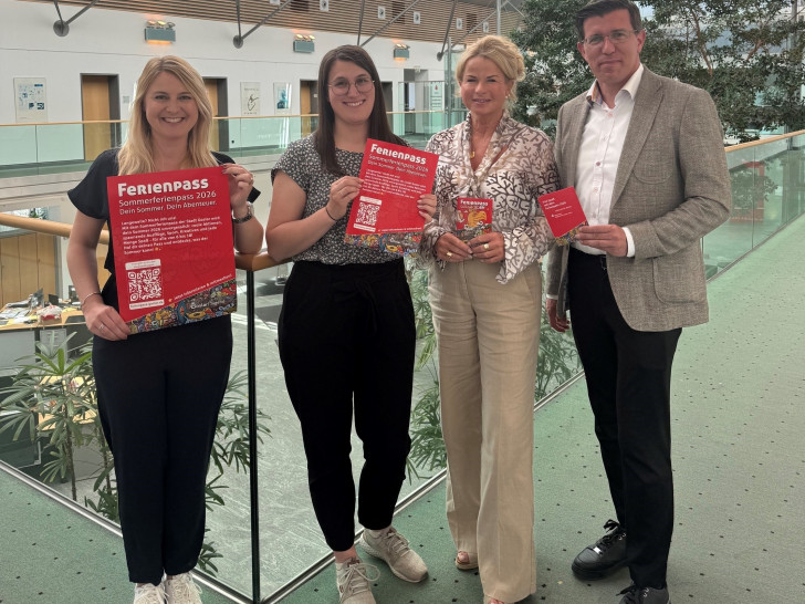 Fachdienstleiterin Mara-Lena Macke, Stadtjugendpflegerin Franziska Fuchs, Oberbürgermeisterin Urte Schwerdtner und Sparkassen-Regionaldirketor Jens Müller stellen den diesjährigen Sommer-Ferienpass vor.