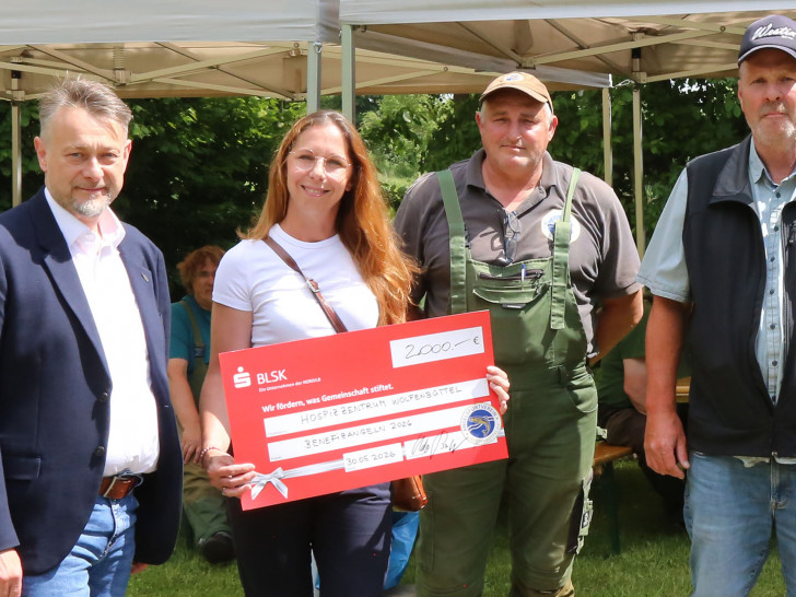 Beim ersten Benefiz- und Hegeangeln am Stadtgraben und an der Oker kam eine Spendensumme von 2.000 Euro zusammen, 