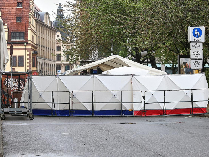Auto fährt in Leipzig in Menschenmenge am 05.05.2026