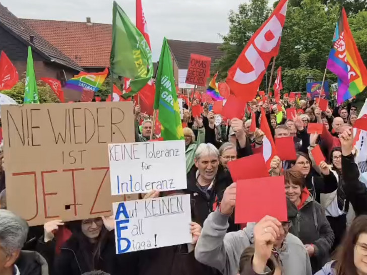 Etwa 150 Menschen protestierten gegen die AfD.