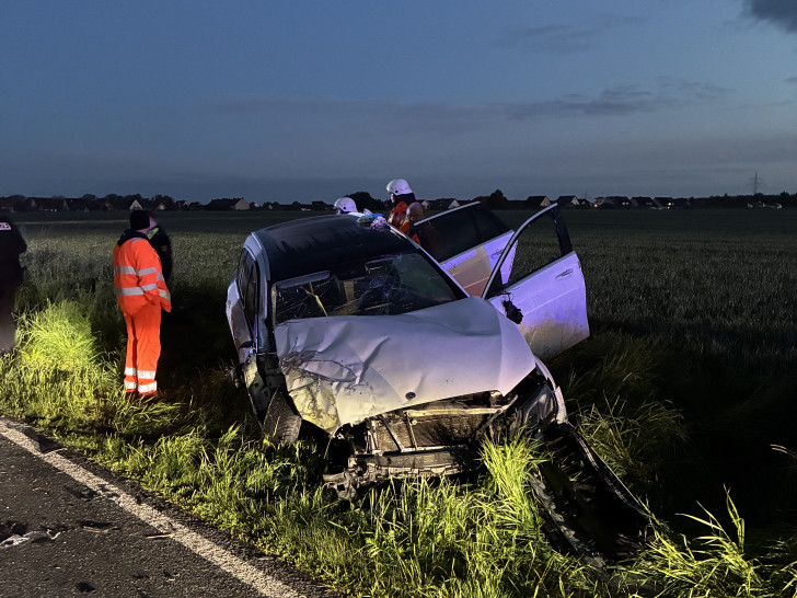 Ein Auto war von der Straße abgekommen und gegen einen Baum geprallt.