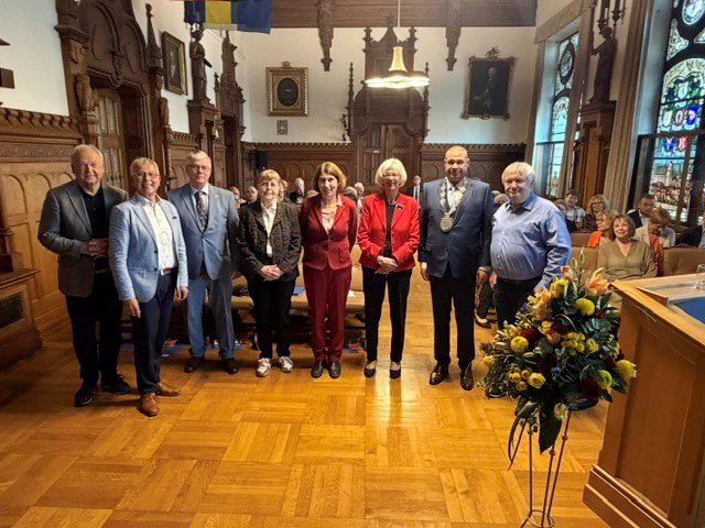 Bürgermeister und Geehrte: (v.l.) Karl-Heinz Broska, Joachim Scherrieble, Wolfgang Schmidt, Karin Bottke, Beatrix Flatt, Mechthild von Veltheim, Wittich Schobert und Harald Pape.