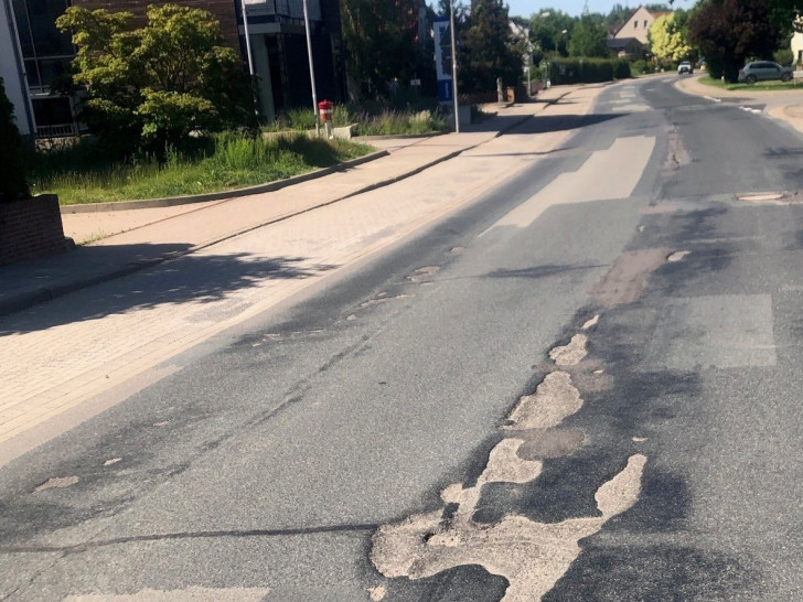 Die Ortsdurchfahrt Grasleben ist von Straßenschäden geprägt.