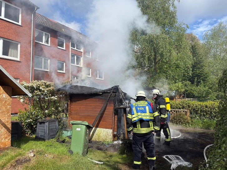 Holzschuppen vor Wohngebäude in Vollbrand (Archiv)