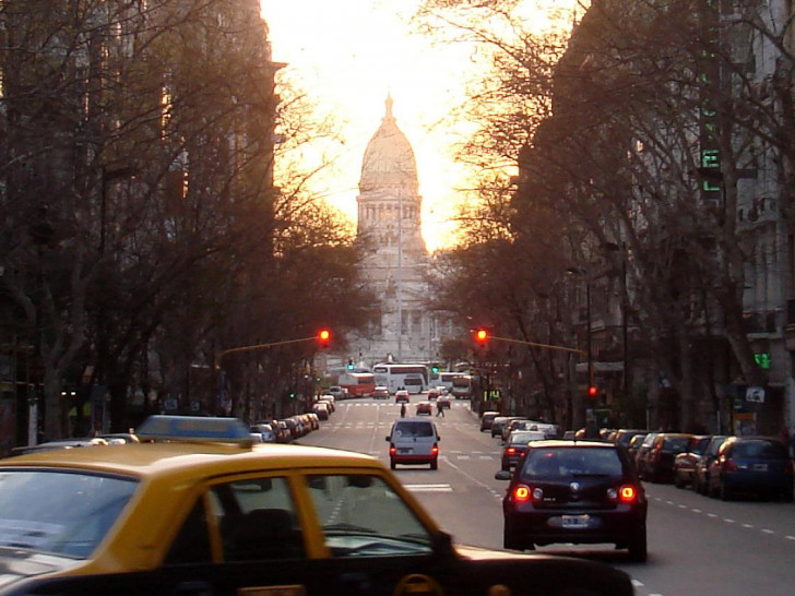 Straßenszene in Buenos Aires vor Argentinischem Nationalkongress (Parlament) (Archiv)