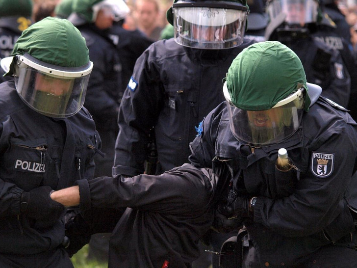 Polizisten führen eine Festnahme durch (Archiv)