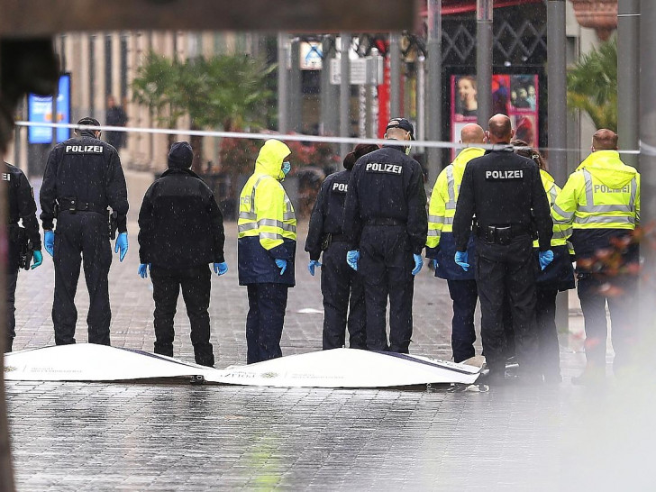 Auto fährt in Leipzig in Menschenmenge - Polizei am Tatort am 05.05.2026