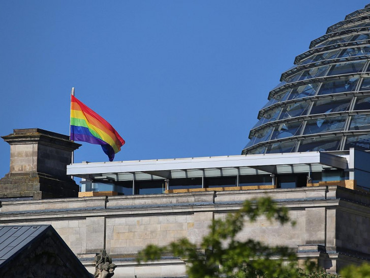 Regenbogenflaggen am Reichstag