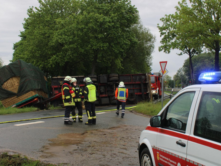 Ein mit Stroh beladener LKW war am Mittwoch von der Fahrbahn abgekommen.