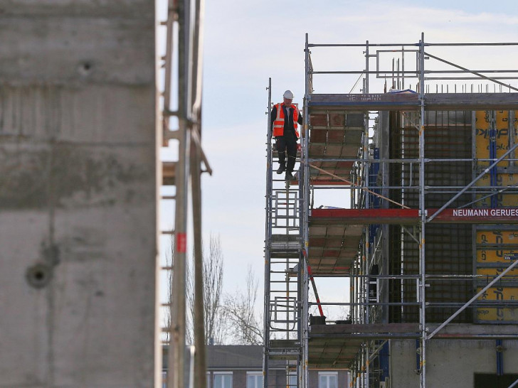 Bauarbeiter auf einer Baustelle (Archiv)
