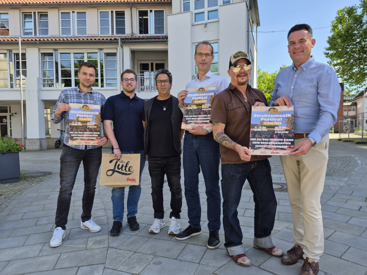 Robin Breva (Fachbereich Kultur, Stadt Gifhorn), Fabian Spieß (famila), Kian Rohde (KultBahnhof Gifhorn), Udo von Ey (City-Gemeinschaft Gifhorn), Volker Schlag (KultBahnhof Gifhorn) und Matthias Nerlich (Bürgermeister, Stadt Gifhorn) (v. li.).