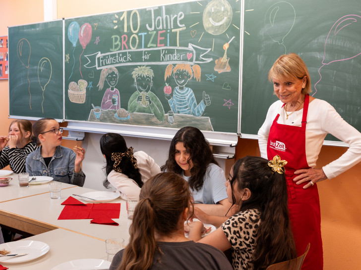 Bei der Ausgabe des Frühstücks kam die Gründerin von brotZeit e.V. mit den Kindern der Grundschule Am See in Salzgitter ins Gespräch. 