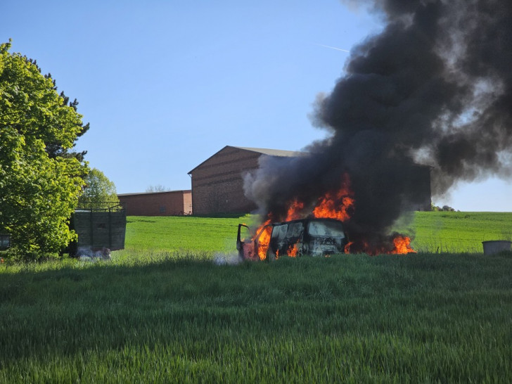 In der Nähe des Friedhofs in Salzgitter-Gitter stand ein VW-Transporter Vollbrand.
