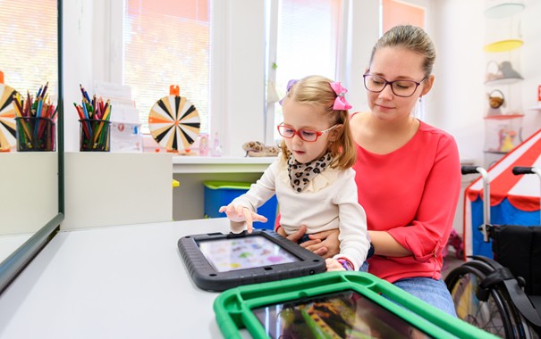 Im Kindergarten werden technische Hilfsmittel zur Kommunikation genutzt.