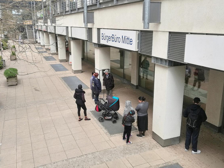 Menschen warten vor Bürgerbüro (Archiv)
