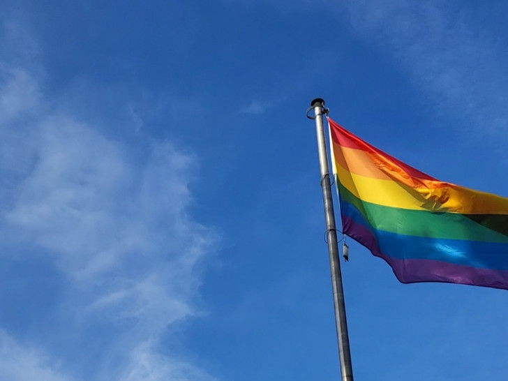 Auf dem Rathausvorplatz und am kleinen Rathaus weht wieder die Regenbogenfahne.