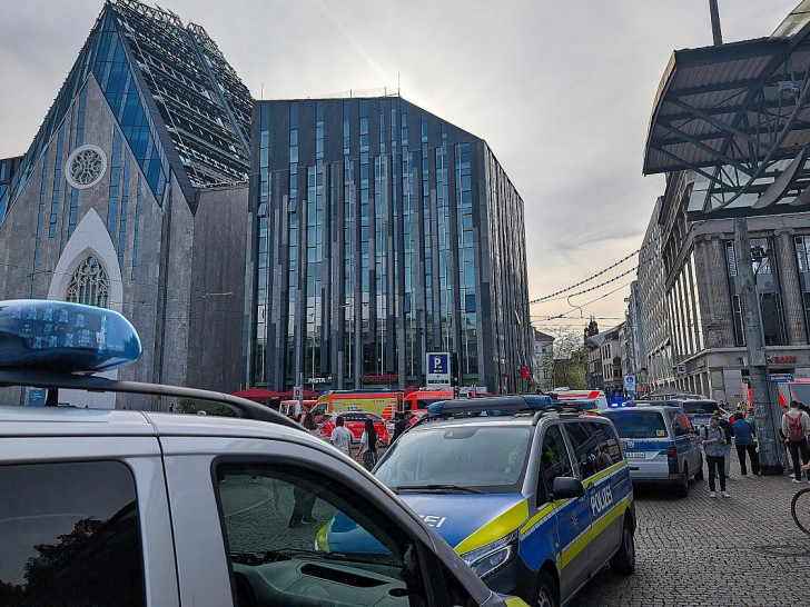 Auto fährt in Leipzig in Menschenmenge am 04.05.2026
