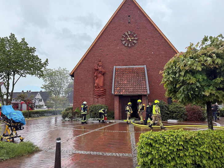 Feuerwehr bei den Löscharbeiten (Archiv)