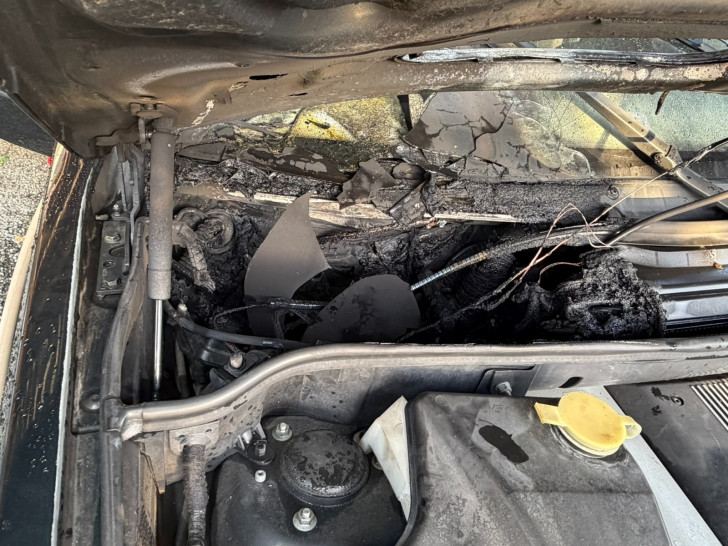 Der Brand hinterließ am BMW deutliche Spuren.