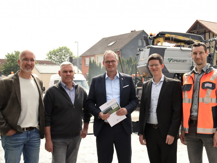 Dirk Bankes (Wasserverband Peine), Maik Wiedemann (Ortsbürgermeister Bettmar), Michael Peuke (NLStBV Geschäftsbereichsleiter Wolfenbüttel), Tobias Grünert (Gemeindebürgermeister) und Sören Schlüter (Technischer Gruppenleiter Strabag) (v. li.).