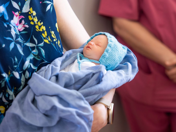 Der Bundesverband Frühgeborene e. V. hat der Neonatologie des Städtischen Klinikums Braunschweig die Frühgeborenenpuppe „Lewis“ übergeben. 